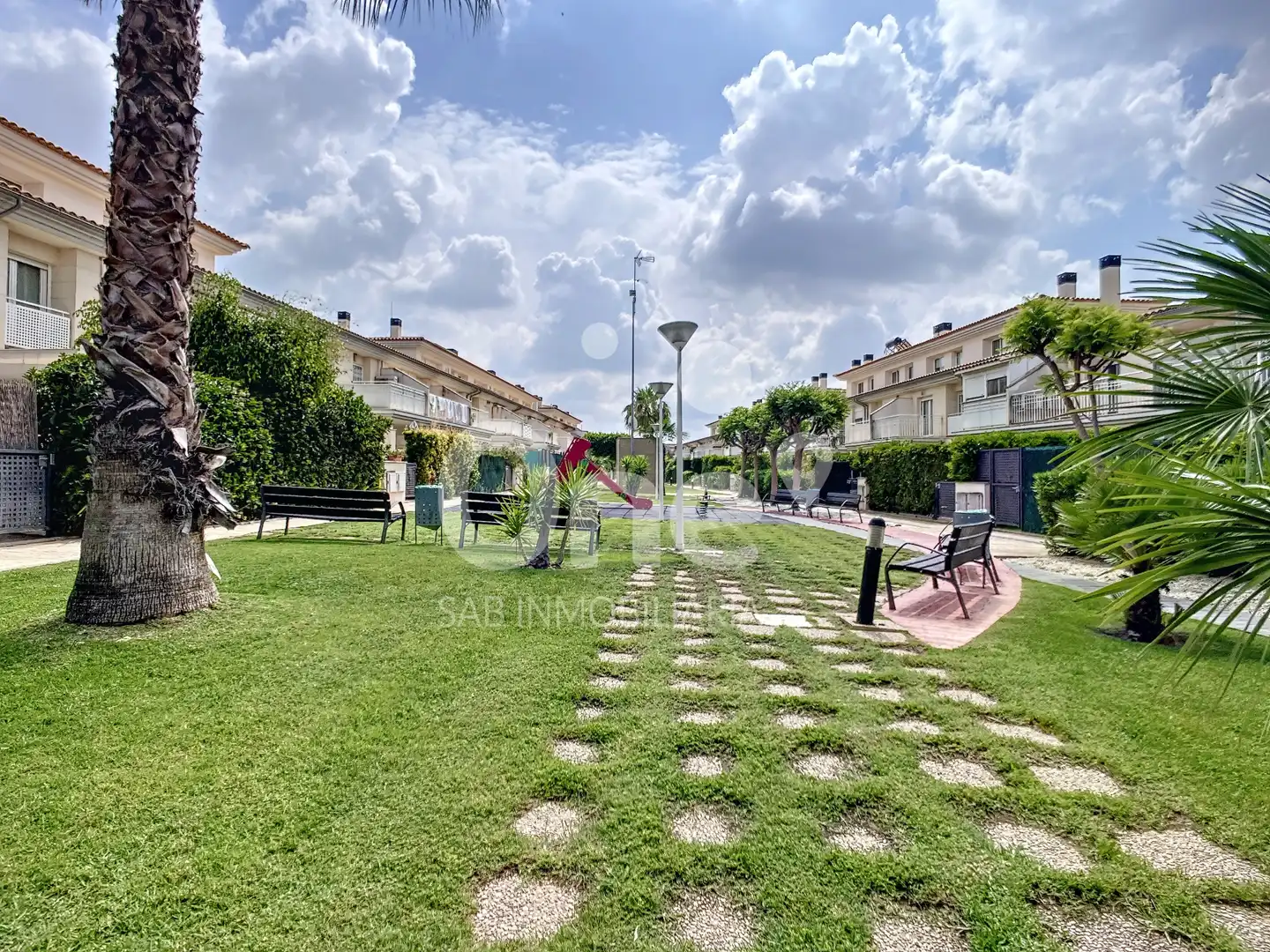 Vista exterior de Casa adosada de alquiler en San Antonio de Benagéber con Aire acondicionado, Calefacción y Jardín privado
