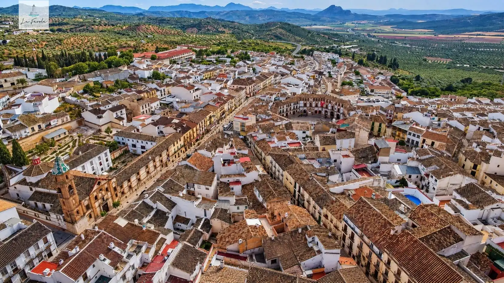 Vista exterior de Casa adosada en venda en Archidona amb Jardí privat i Moblat