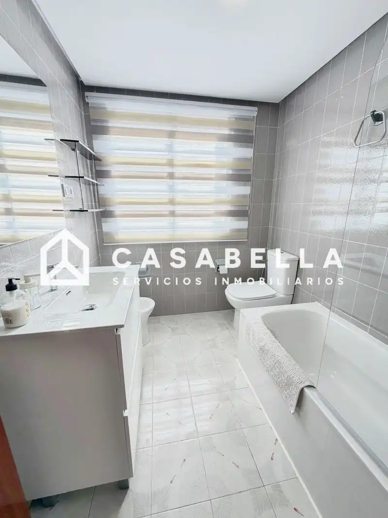 Badezimmer von Wohnung zur Miete in Valencia mit Klimaanlage, Heizung und Terrasse
