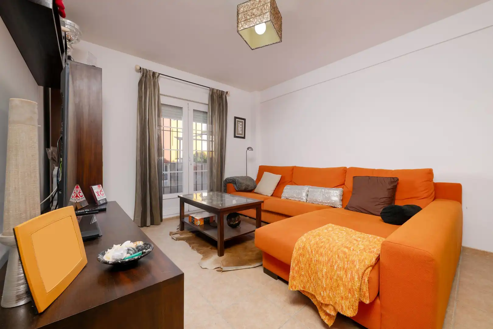 Sala d'estar de Casa adosada en venda en Dos Hermanas amb Aire condicionat, Calefacció i Jardí privat