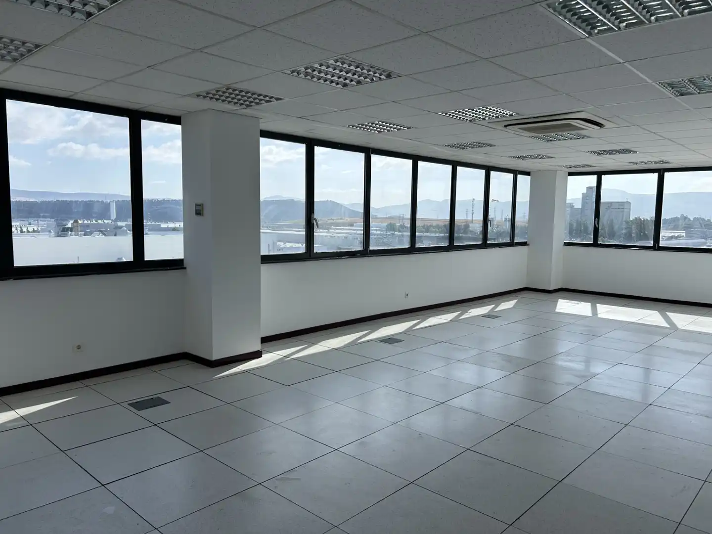 Office space with lift to rent in Polígono Parque Empresarial la Muga 6, imagen 4