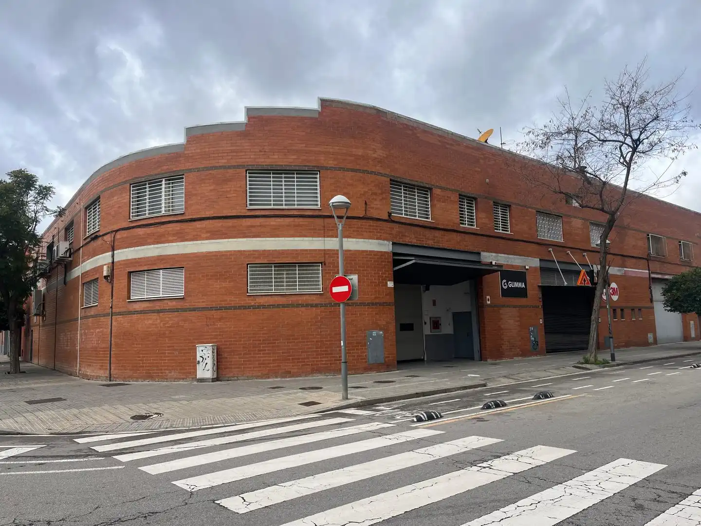 Vista exterior de Nau industrial de lloguer en Cornellà de Llobregat amb Calefacció i Alarma