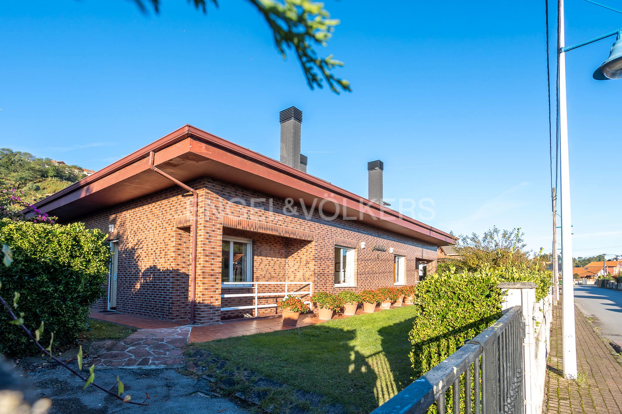Vista exterior de Casa o xalet en venda en Suances amb Calefacció, Jardí privat i Terrassa