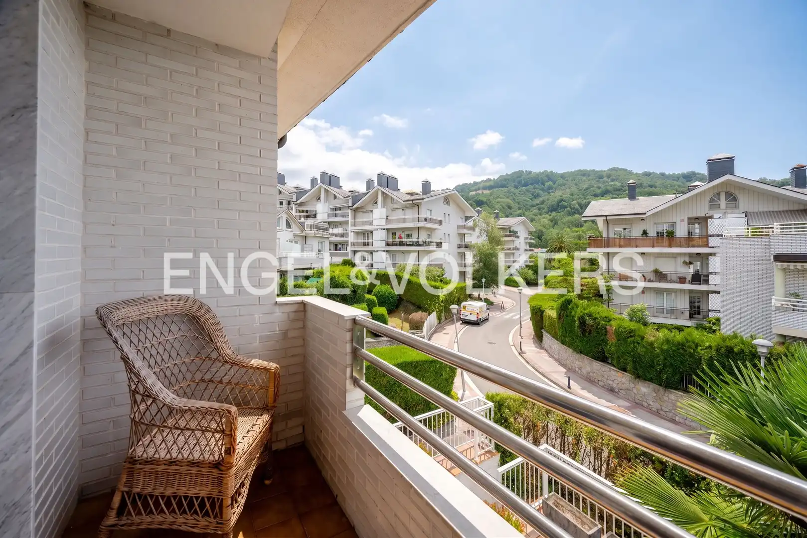 Vista exterior de Casa adosada en venda en Donostia - San Sebastián  amb Calefacció, Jardí privat i Terrassa