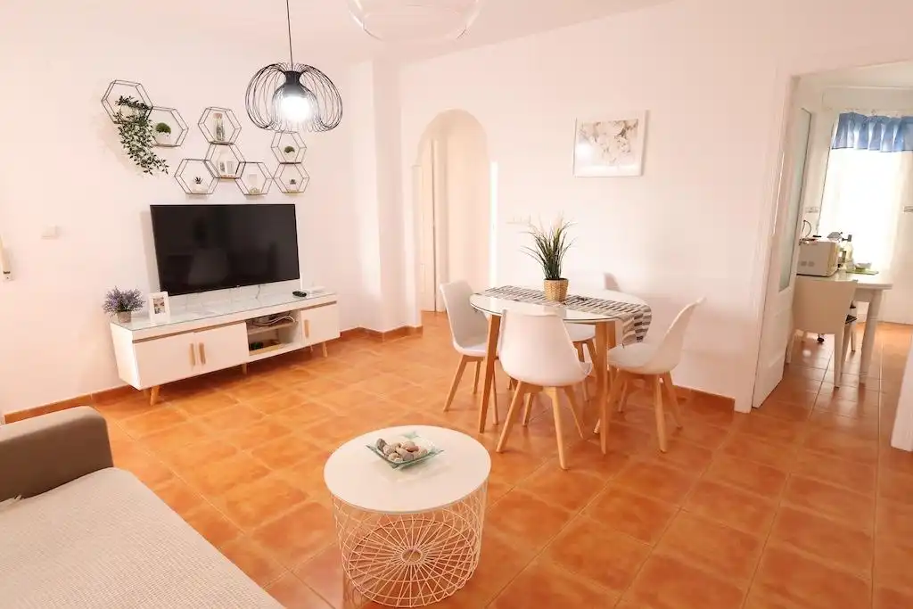 Apartamento con piscina en alquiler en Calle Teodoro llorente, imagen 2
