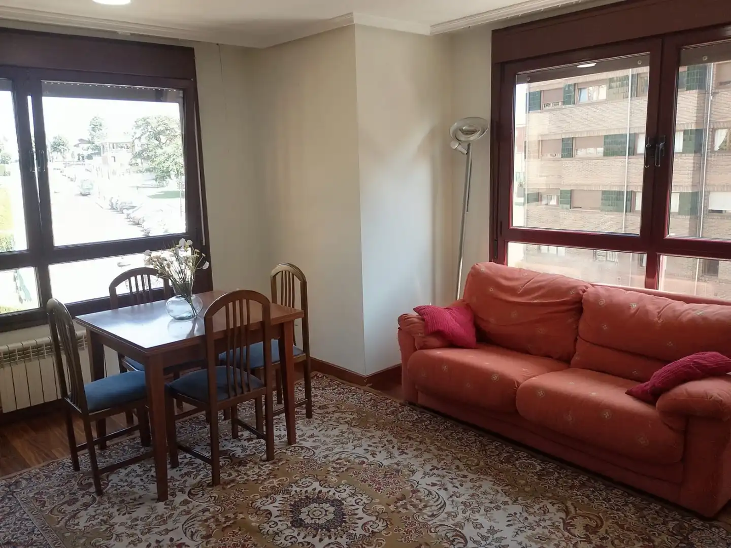 Sala d'estar de Pis de lloguer en Oviedo  amb Calefacció, Jardí privat i Parquet