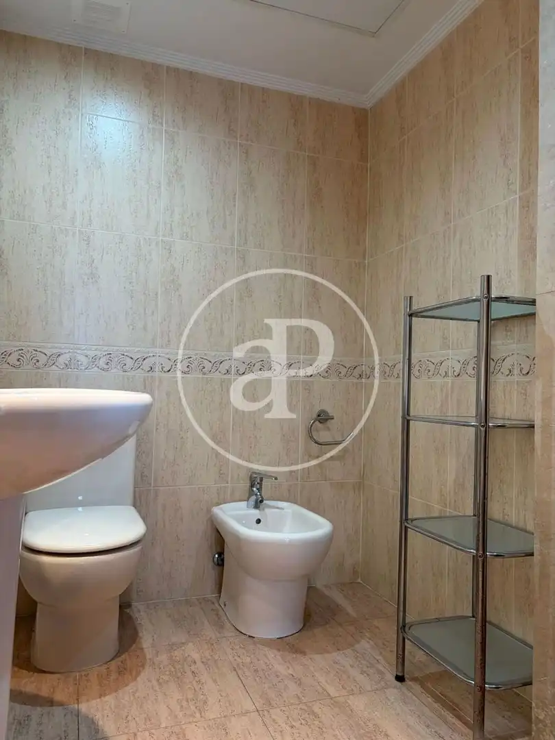 Baño de Piso de alquiler en Valencia con Aire acondicionado, Calefacción y Jardín privado