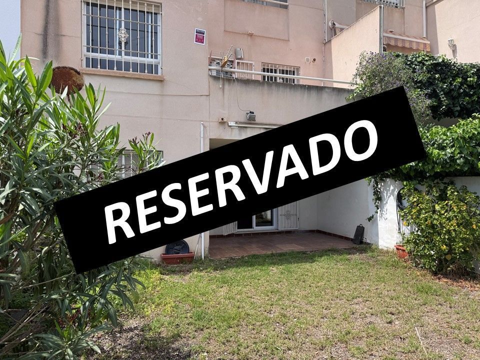 Jardí de Casa adosada en venda en Roquetas de Mar amb Aire condicionat i Jardí privat