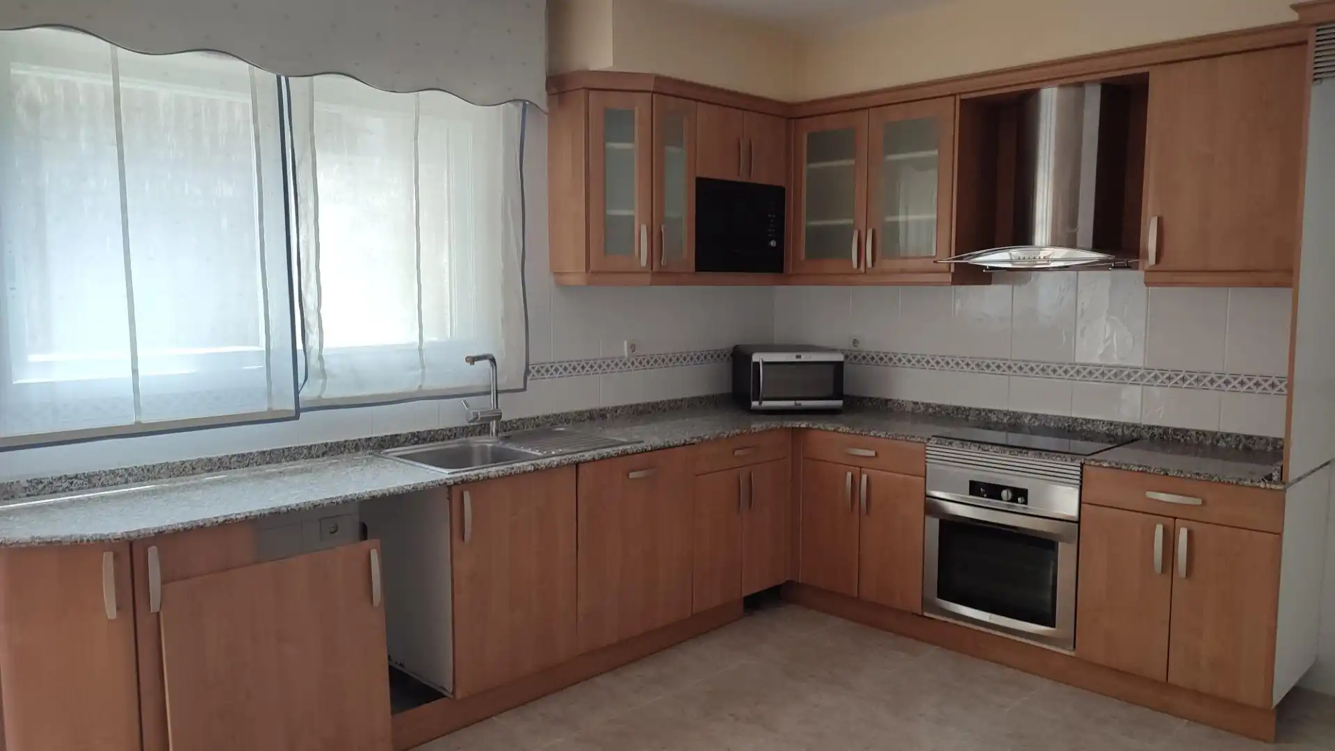 Cocina de Casa adosada de alquiler en Zaragoza con Aire acondicionado, Calefacción y Jardín privado