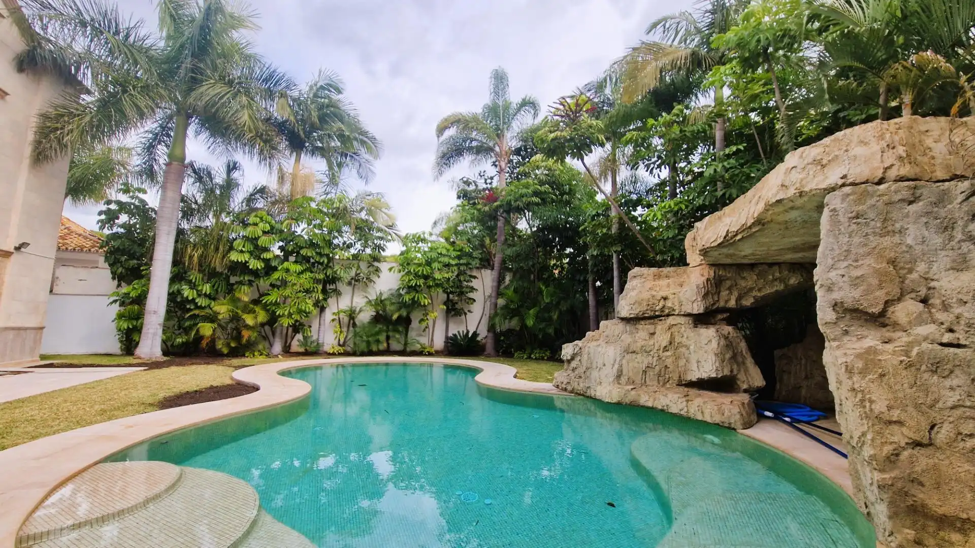 Swimming pool of Houses for sale in Marbella  with Air Conditioner, Private garden and Terrace