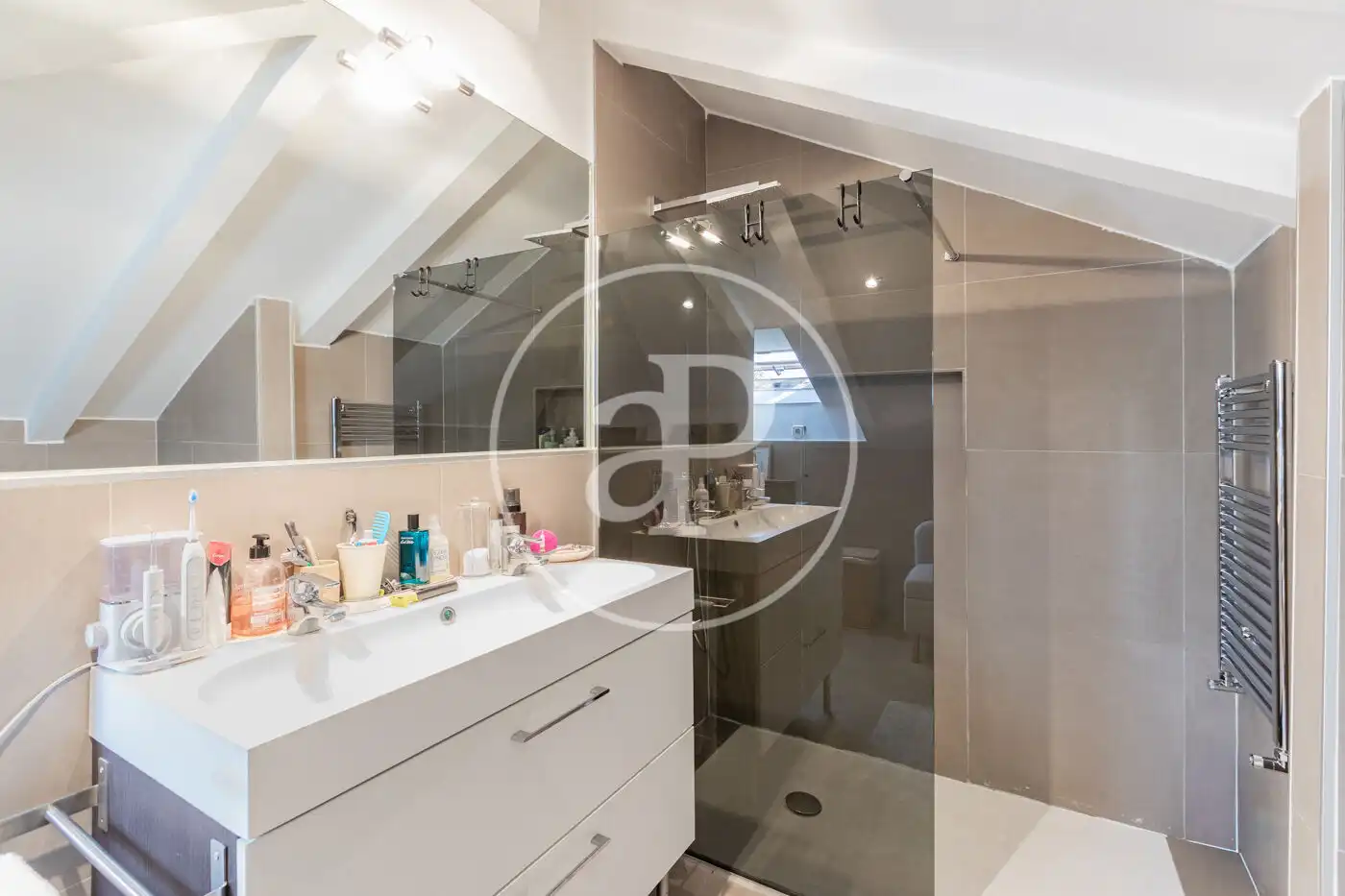 Baño de Casa adosada en venta en Madrid con Aire acondicionado, Calefacción y Jardín privado