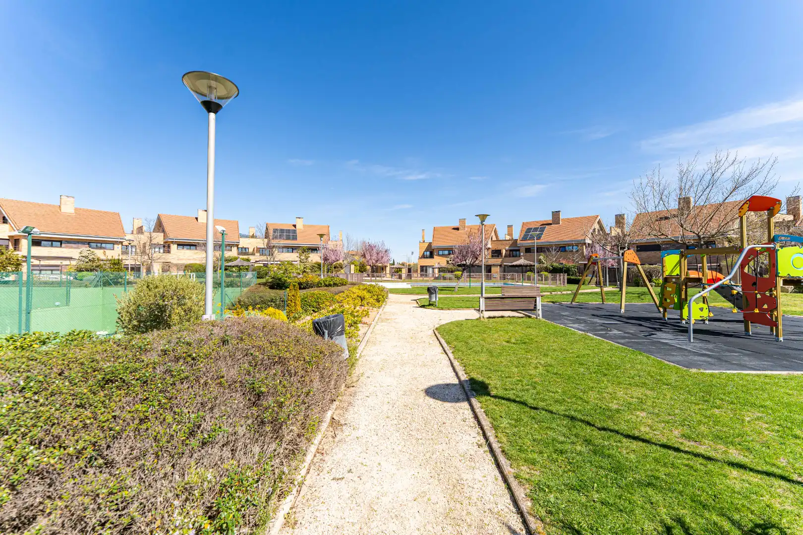 Vista exterior de Casa adosada en venda en Torrelodones amb Aire condicionat, Calefacció i Jardí privat