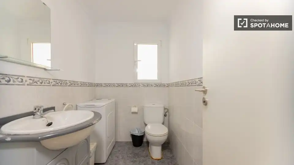 Baño de Piso de alquiler en Valencia con Aire acondicionado, Calefacción y Amueblado