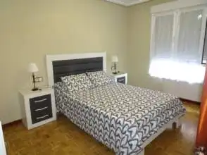 Schlafzimmer von Wohnung zur Miete in Gijón  mit Heizung, Parkett und Möbliert
