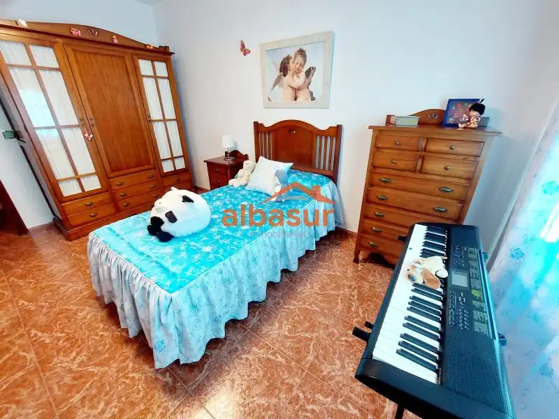 Dormitori de Casa o xalet en venda en Córdoba amb Aire condicionat, Calefacció i Jardí privat