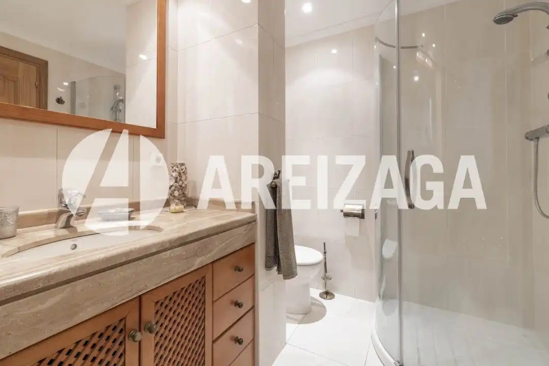 Bathroom of Flat for sale in Donostia - San Sebastián   with Heating, Terrace and Storage room