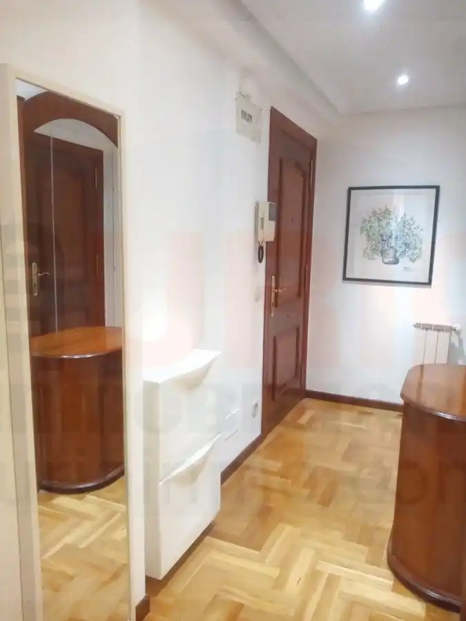 Apartament de lloguer en Oviedo  amb Calefacció, Parquet i Moblat