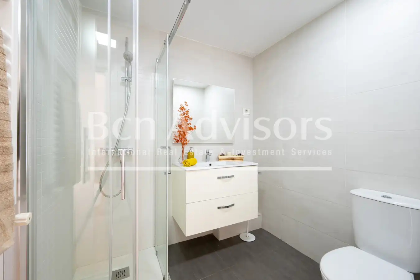 Badezimmer von Wohnung zum Verkauf in Barcelona mit Klimaanlage, Heizung und Parkett
