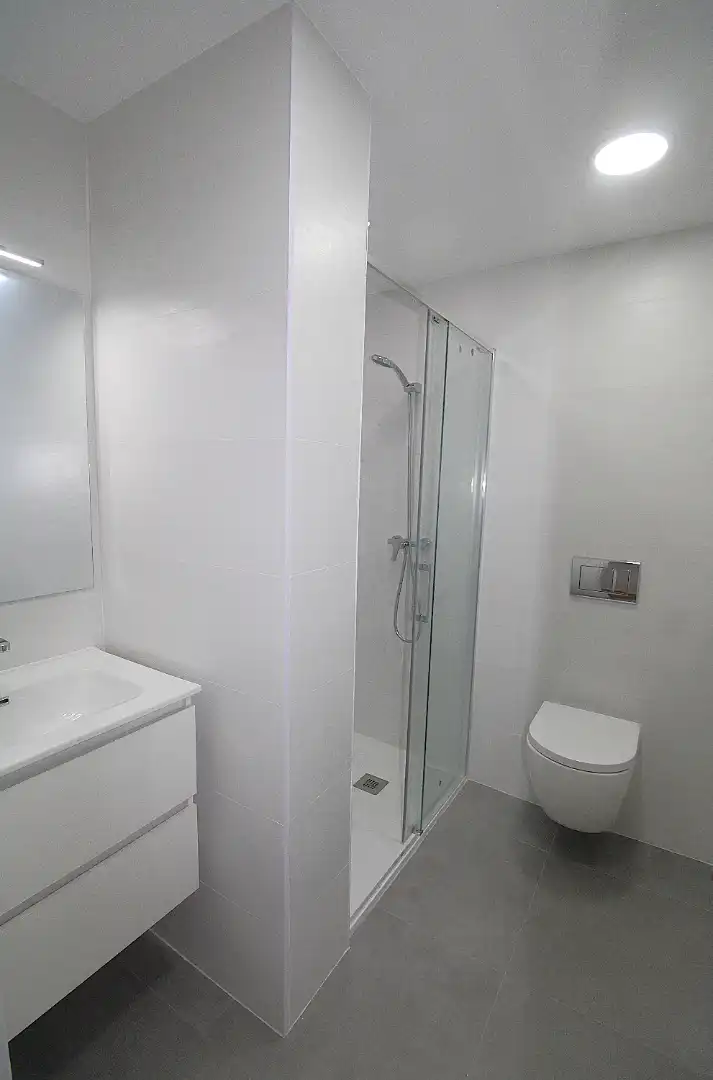 Bany de Apartament de lloguer en Valencia amb Parquet, Moblat i Forn