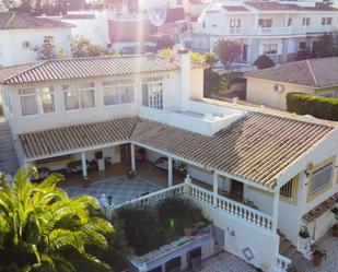 Vista exterior de Casa o xalet en venda en Benalmádena amb Aire condicionat, Jardí privat i Terrassa