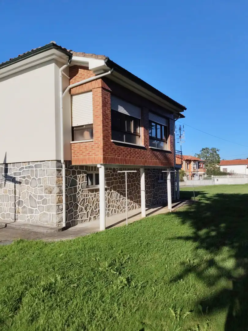 Vista exterior de Casa o chalet en venta en Torrelavega  con Calefacción, Jardín privado y Terraza