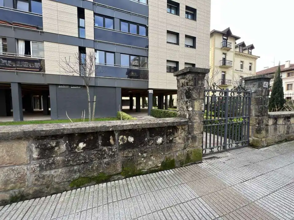 Vista exterior de Piso de alquiler en Zarautz con Calefacción y Balcón