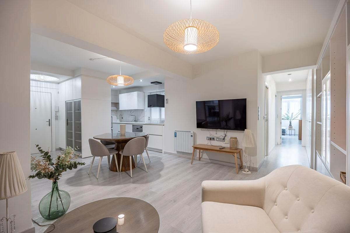 Living room of Flat for sale in  Granada Capital  with Heating, Parquet flooring and Oven