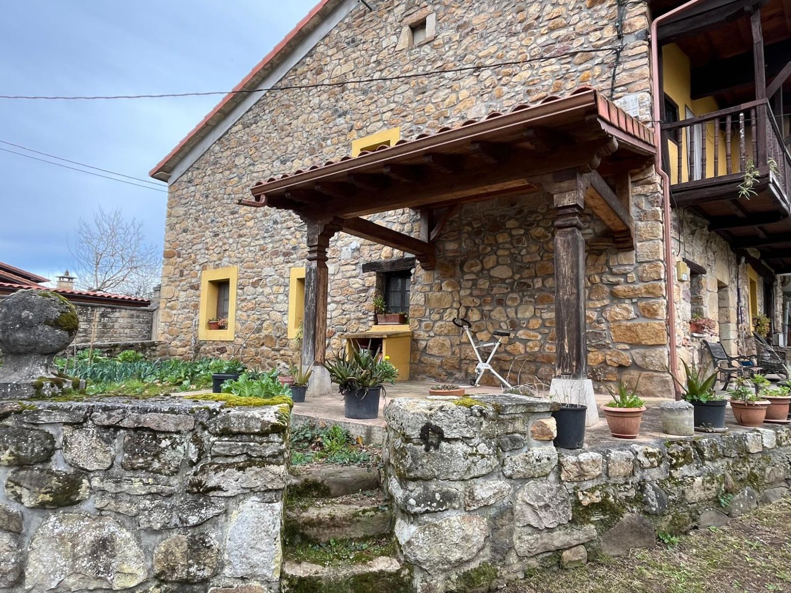 Vista exterior de Casa adosada en venda en Villafufre amb Jardí privat i Balcó