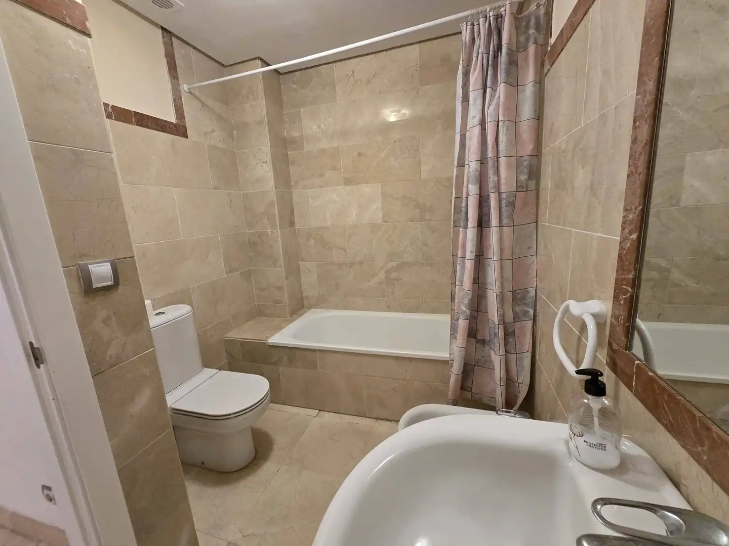 Badezimmer von Erdgeschoss zum Verkauf in Manilva mit Klimaanlage, Terrasse und Möbliert