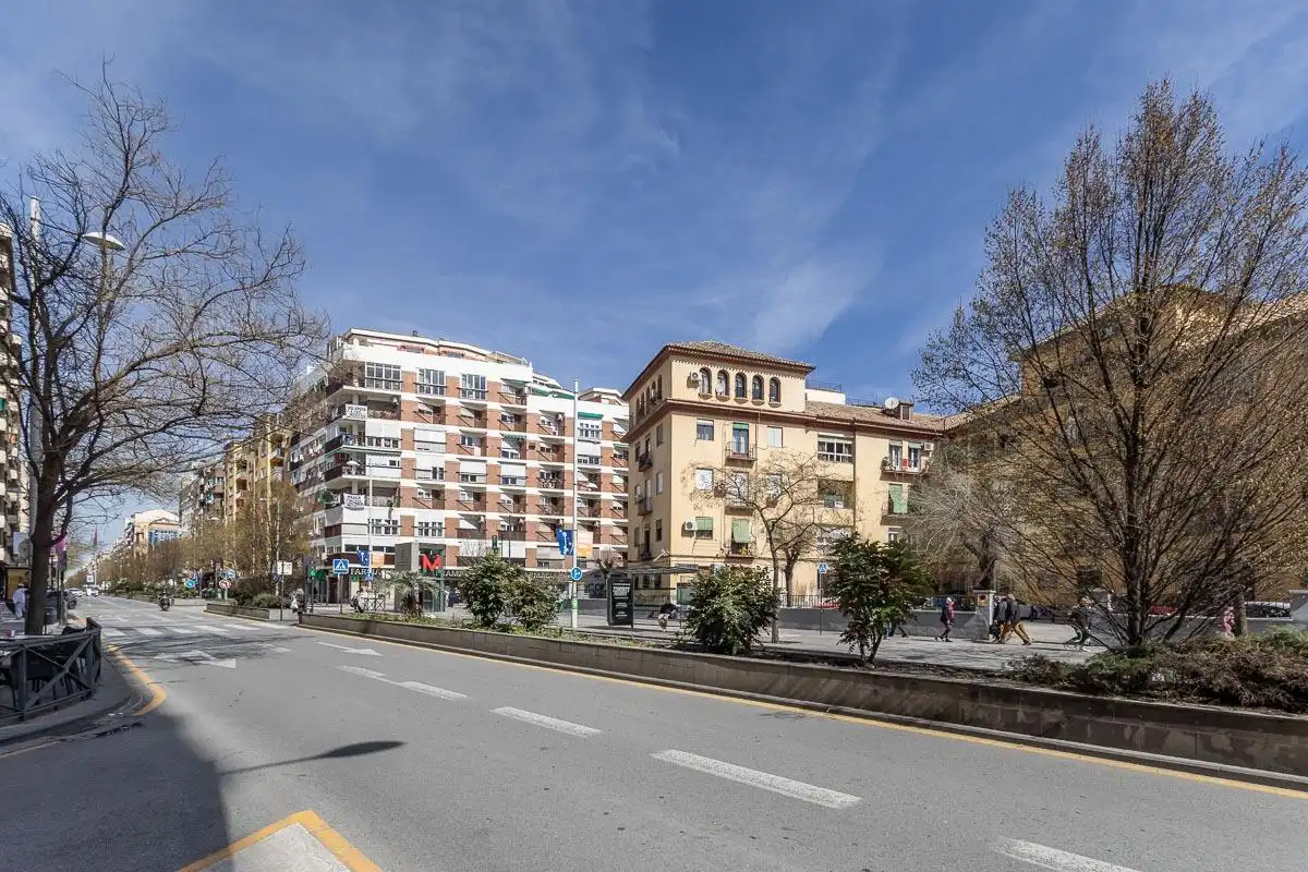 Vista exterior de Piso de alquiler en Granada con Aire acondicionado, Amueblado y Balcón