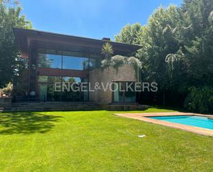 Exterior view of House or chalet for sale in  Madrid Capital  with Air Conditioner, Heating and Private garden
