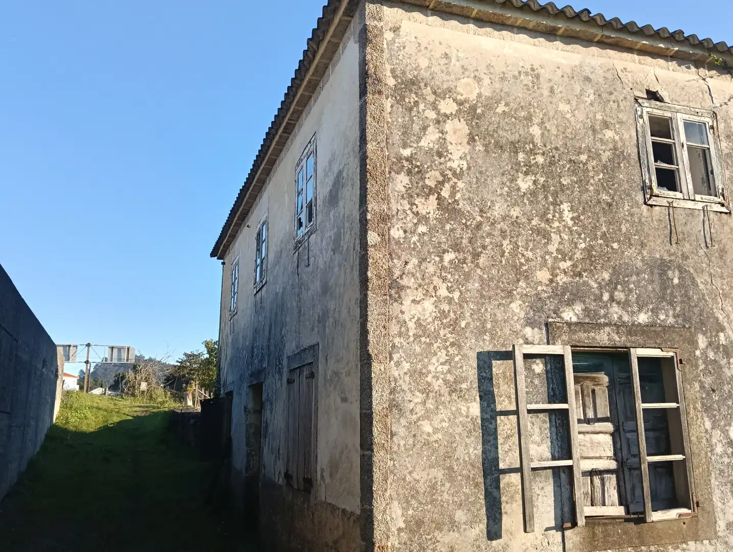 Vista exterior de Casa adosada en venda en Coirós amb Jardí privat