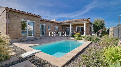 Villa de una sola planta con piscina y jardín privado.