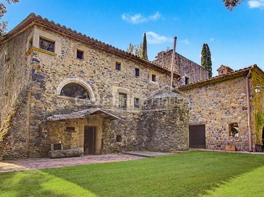Casa rústica amb balcó en venda a Vial Camino