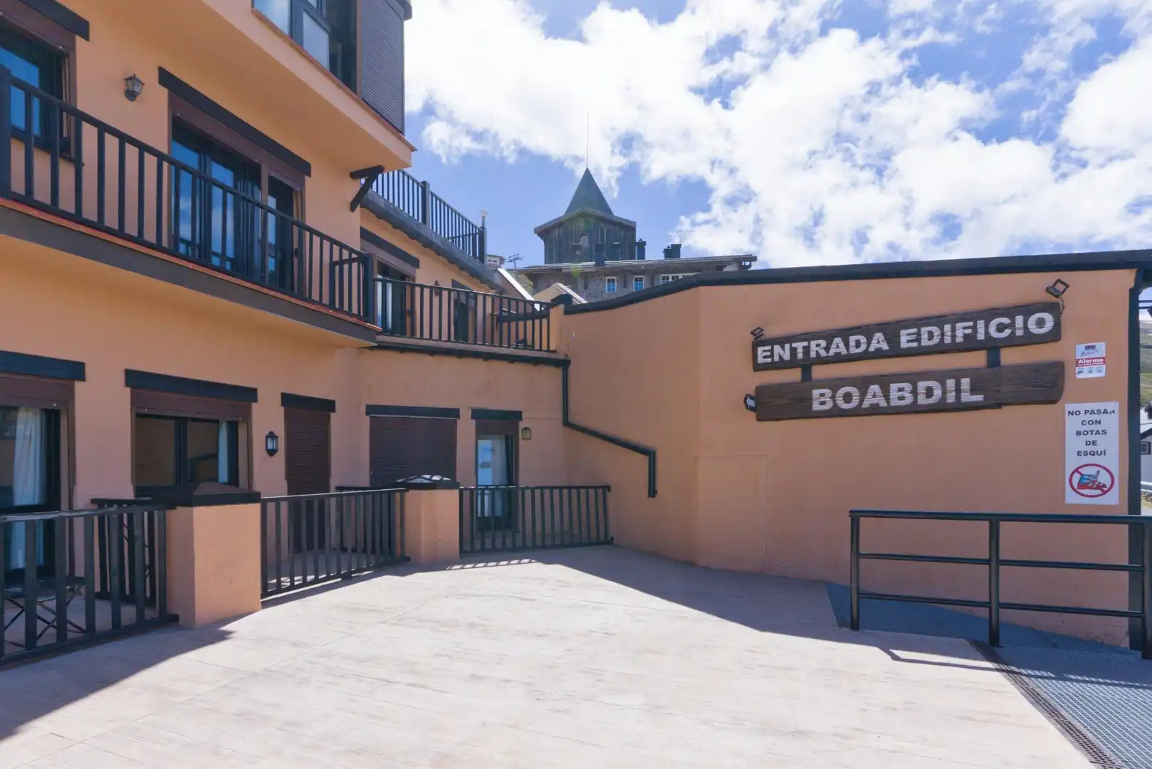 Vista exterior de Apartamento en venta en Sierra Nevada con Terraza, Trastero y Amueblado