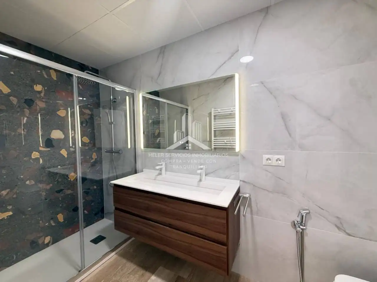 Baño de Piso en venta en Castellón de la Plana / Castelló de la Plana con Aire acondicionado, Calefacción y Alarma