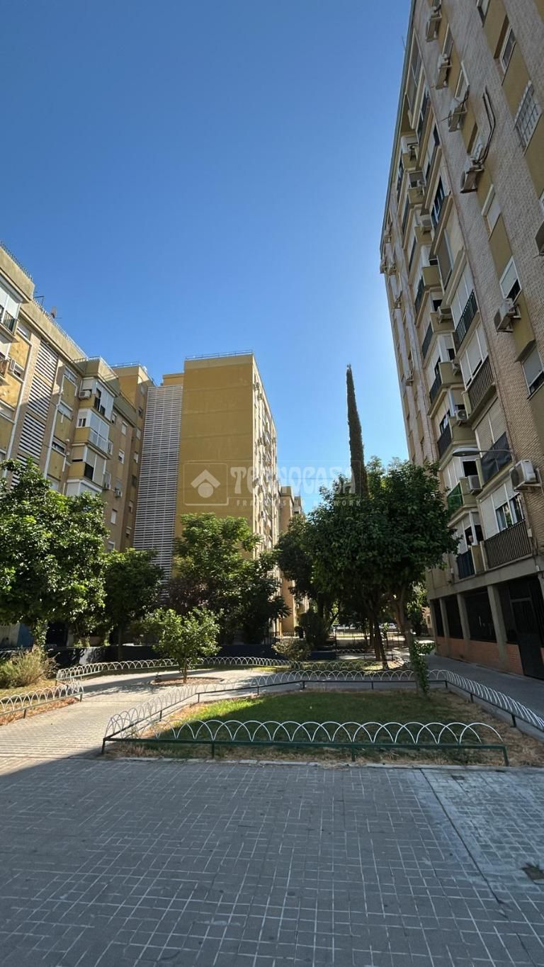 Exterior view of Flat for sale in  Sevilla Capital  with Air Conditioner