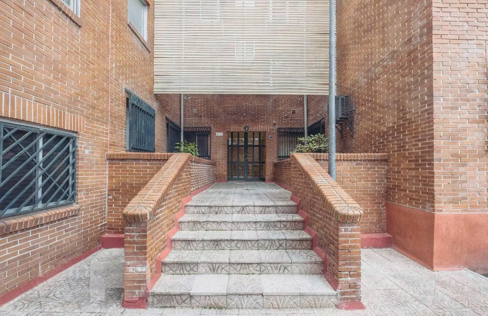 Vista exterior de Local en venta en Las Rozas de Madrid con Aire acondicionado