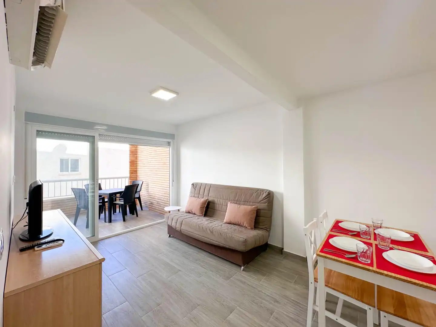 Sala d'estar de Pis de lloguer en Torrevieja amb Aire condicionat, Terrassa i Moblat
