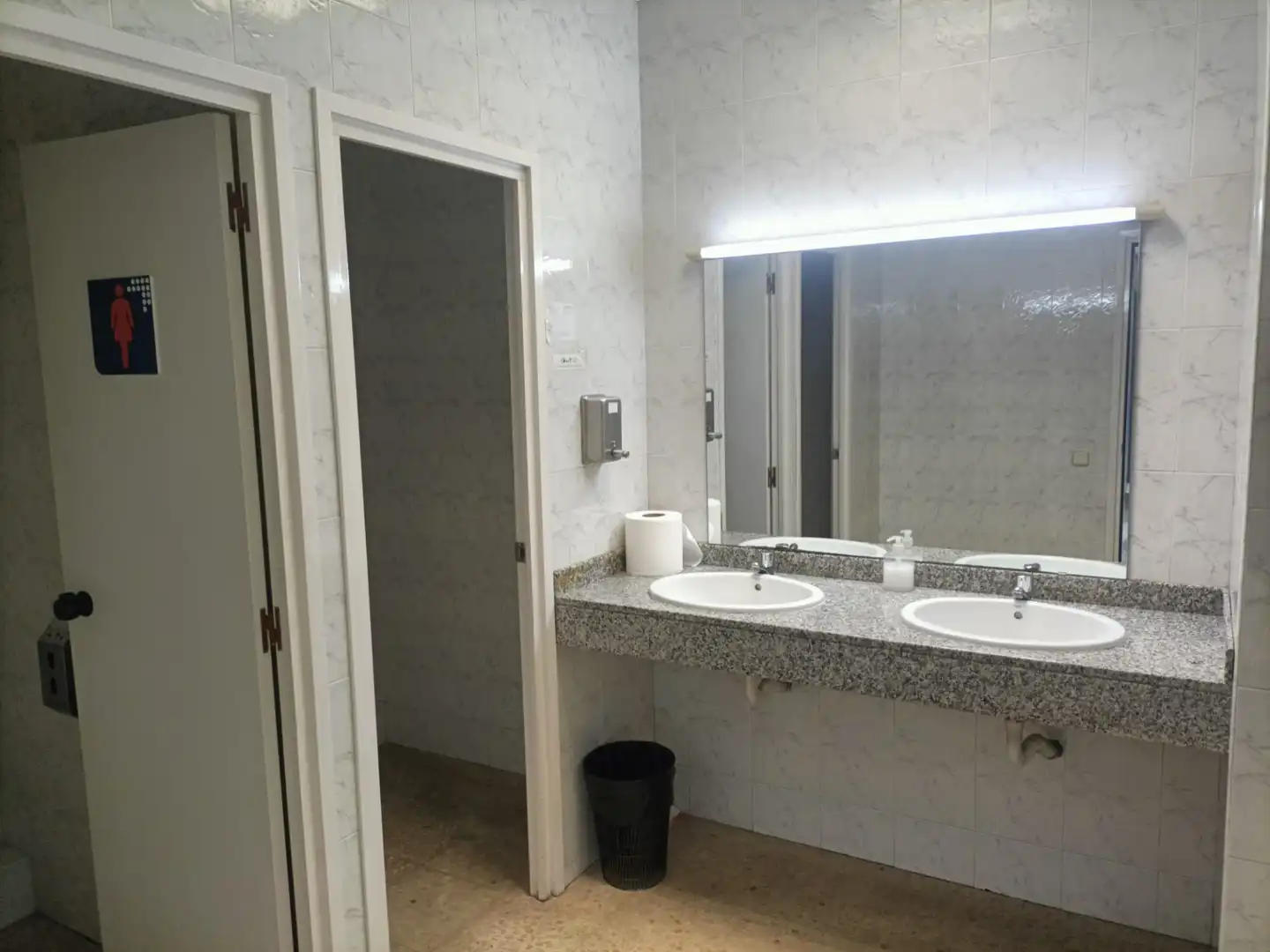 Baño de Nave industrial de alquiler en Barcelona con Calefacción y Alarma