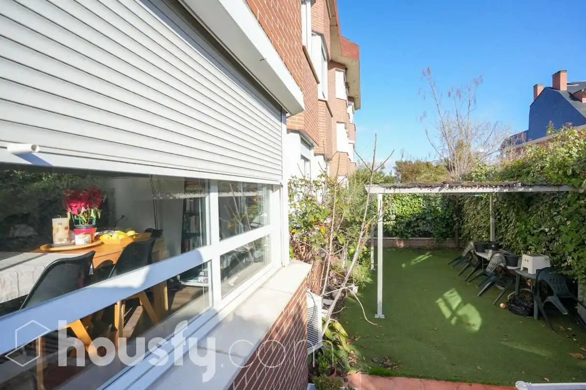 Vista exterior de Planta baja en venta en Las Rozas de Madrid con Aire acondicionado, Calefacción y Jardín privado