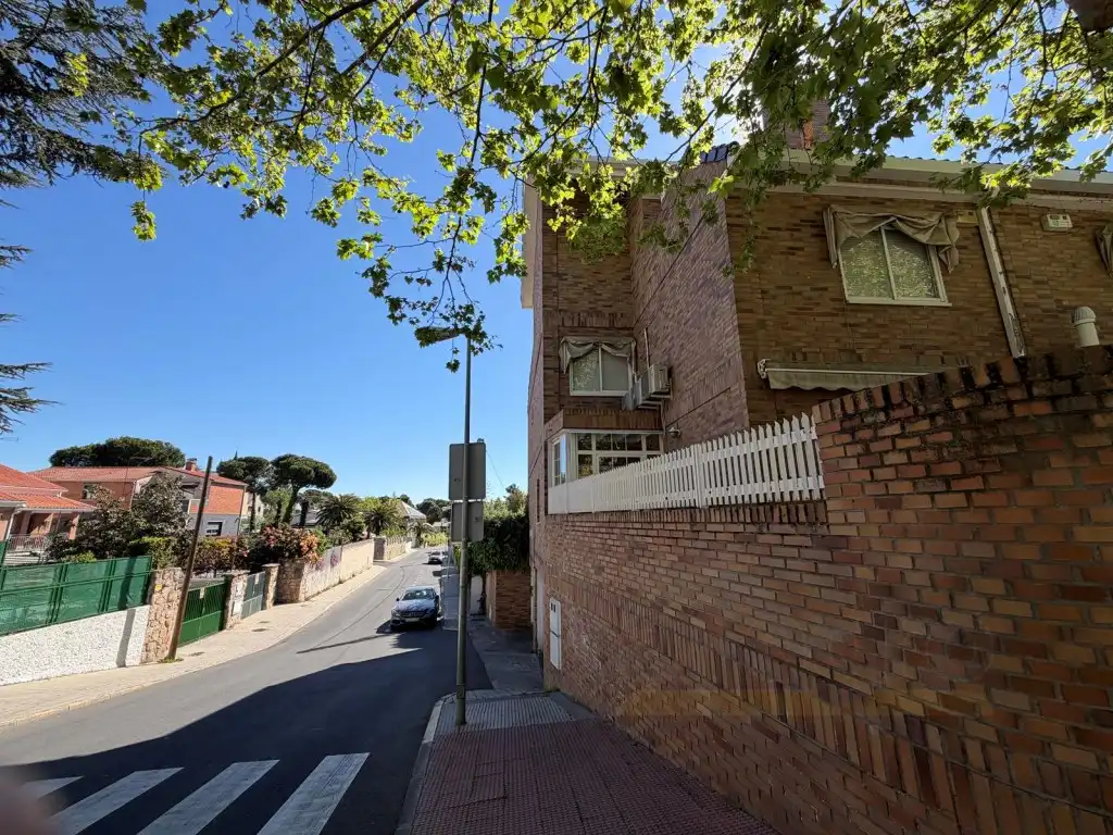 Vista exterior de Casa adosada en venda en Majadahonda