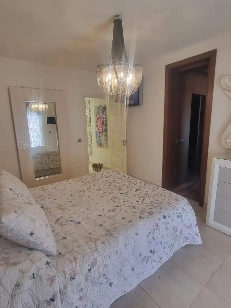 Schlafzimmer von Einfamilien-Reihenhaus zum Verkauf in Estepona mit Klimaanlage, Privatgarten und Terrasse