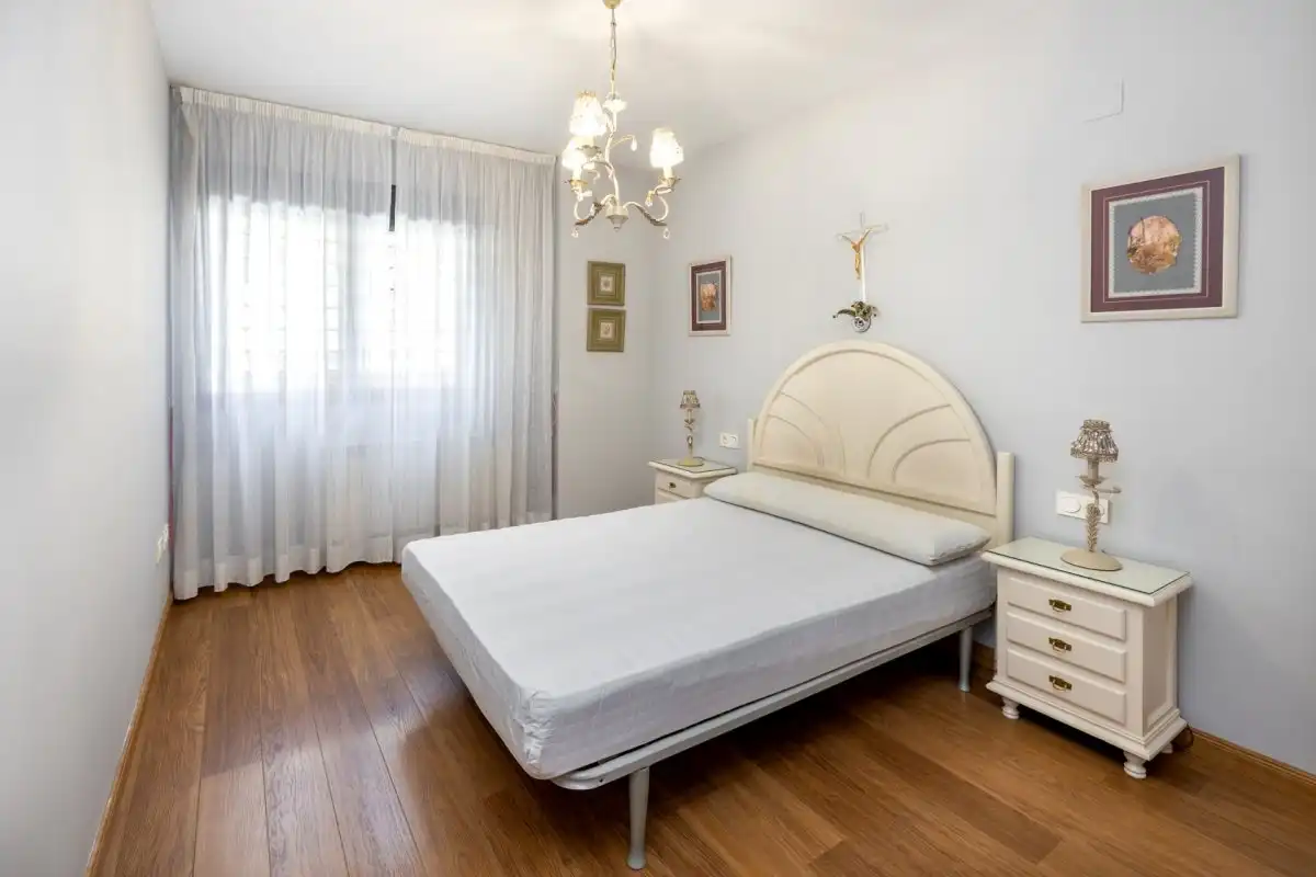 Bedroom of Flat for rent in Granada  with Heating, Private garden and Storage room