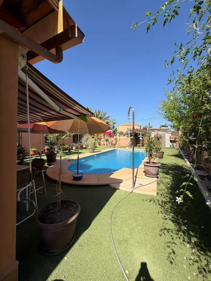 Piscina de Casa o xalet en venda en Dos Hermanas amb Aire condicionat
