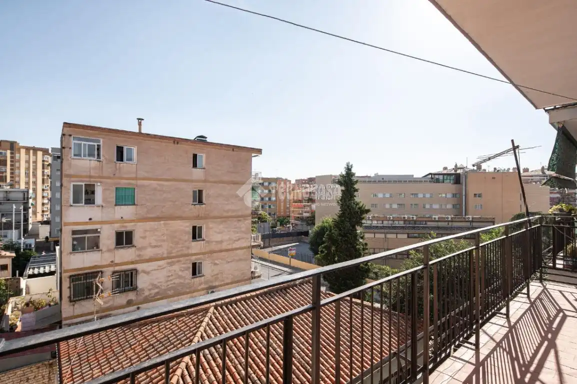 Vista exterior de Piso en venta en Granada con Balcón