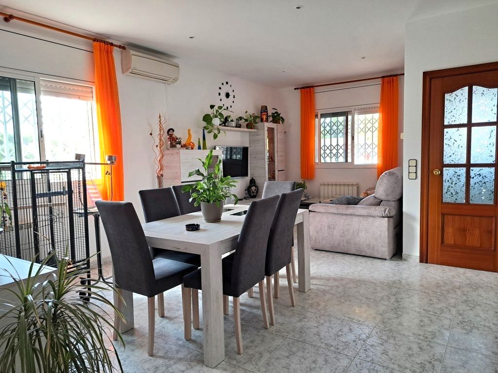 Vista exterior de Casa o xalet en venda en Cunit amb Aire condicionat, Calefacció i Jardí privat