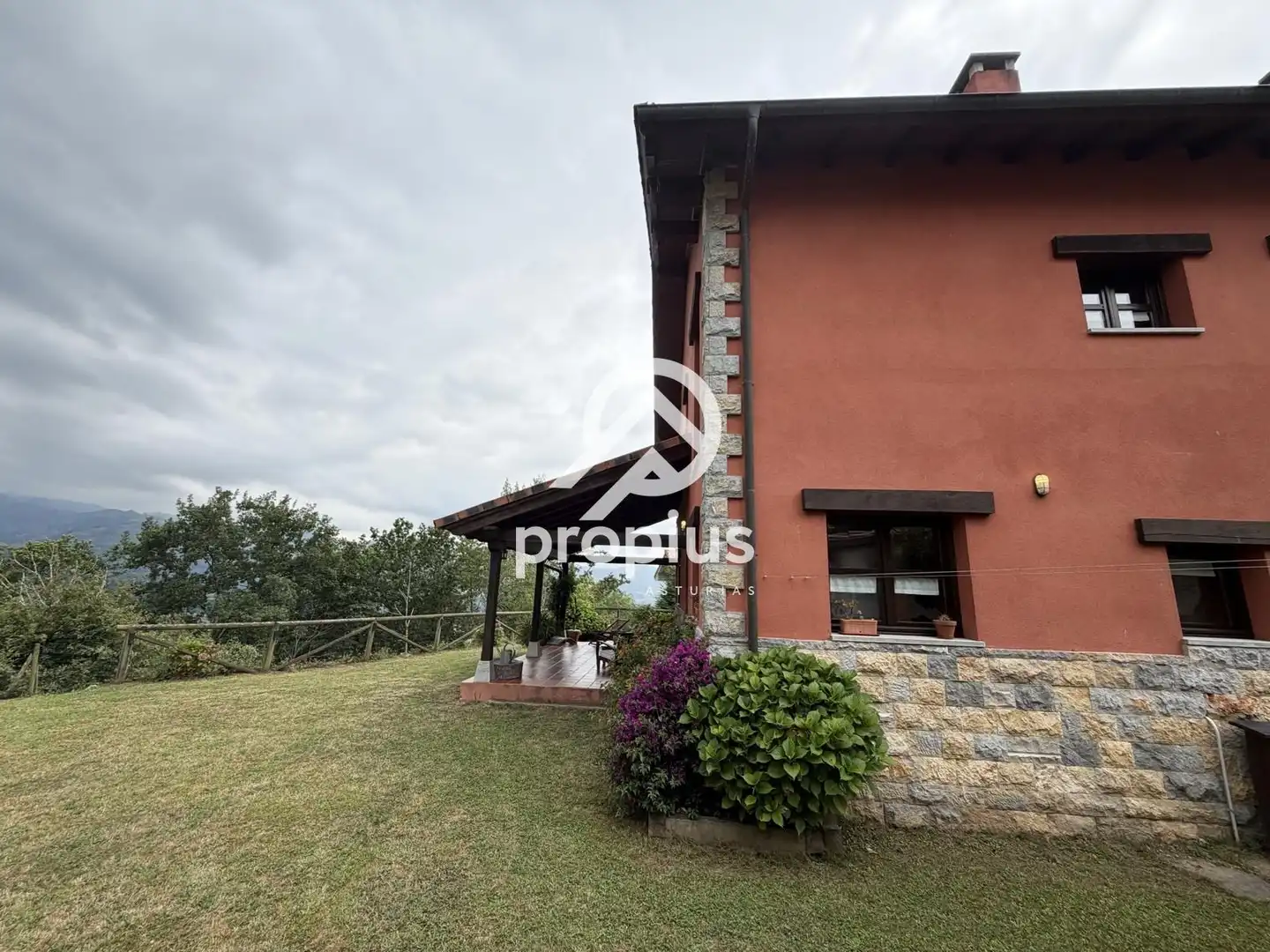 Jardí de Casa adosada en venda en Cangas de Onís amb Calefacció, Jardí privat i Terrassa