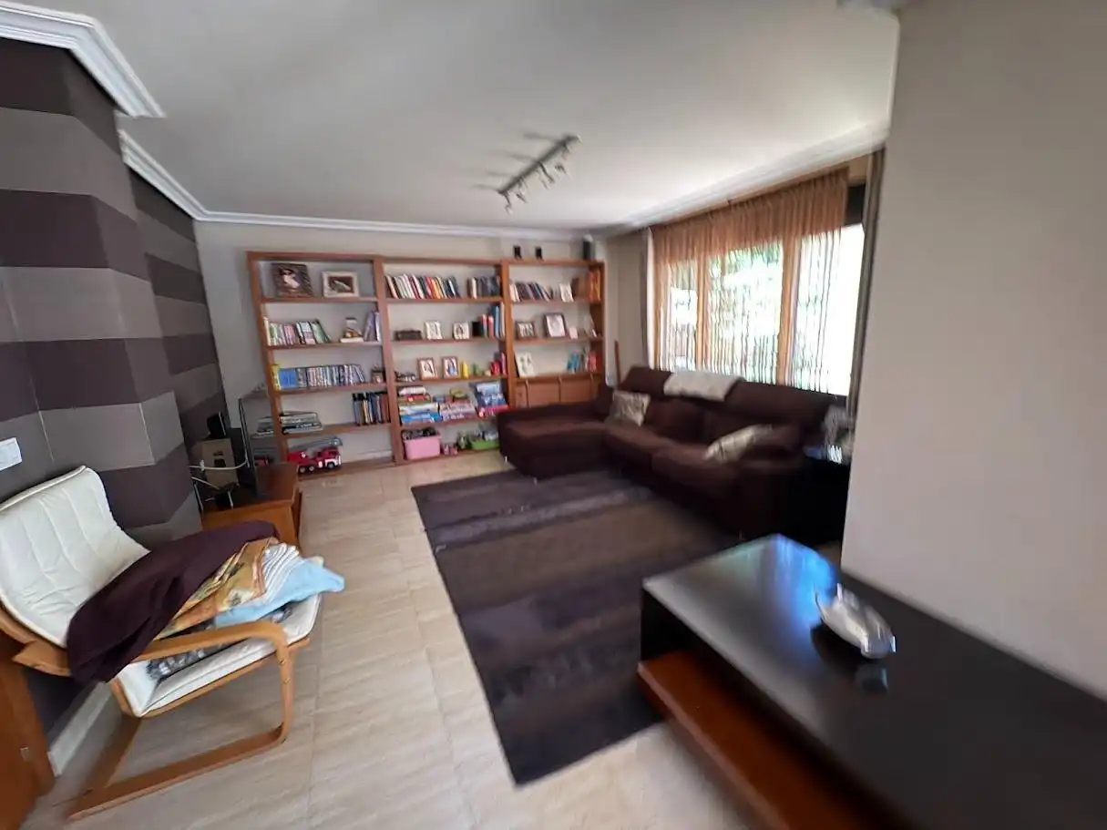 Wohnzimmer von Einfamilien-Reihenhaus zum Verkauf in Valladolid mit Klimaanlage, Heizung und Privatgarten