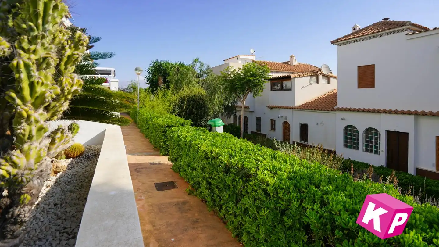 Vista exterior de Casa o xalet en venda en Santa Pola amb Jardí privat, Terrassa i Traster
